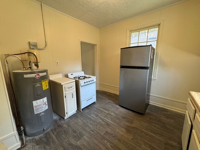 Building Photo - 1/1 House in Celanese- $850