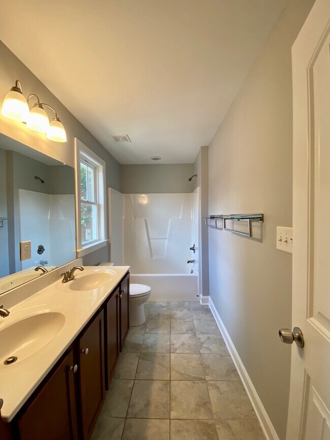 Building Photo - 2024 Jersey Ave