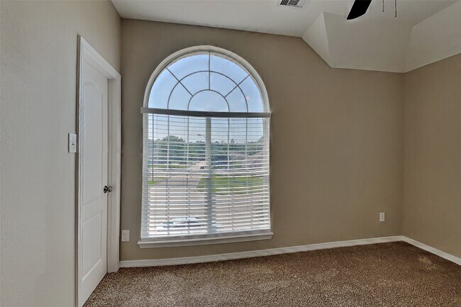 Building Photo - 8000 N Tarrytown Crossing Dr