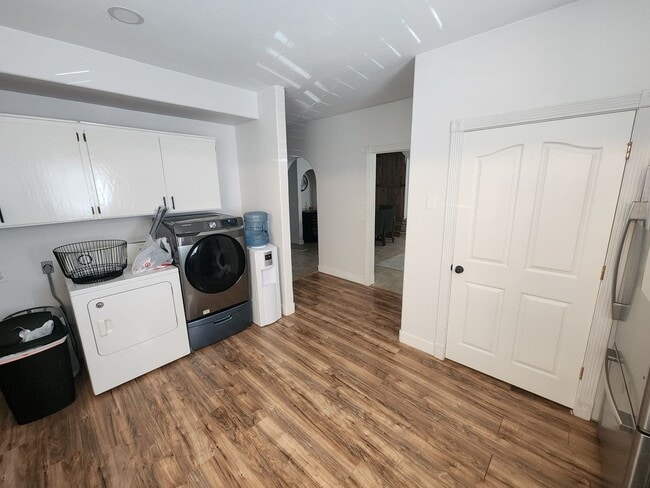 Building Photo - *utilities included* 3 bed 2 bath house in...