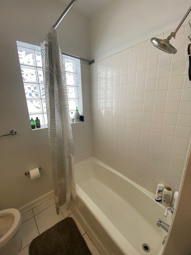 Building Photo - Aug 2025 - 4 Bedroom 2 Bathroom Wash Park ...