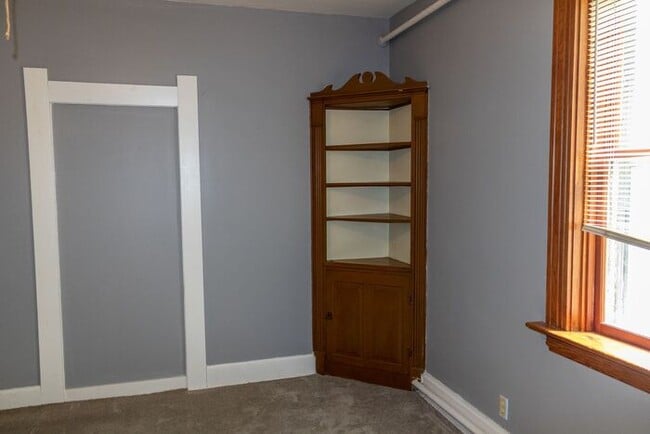 Building Photo - $2,100 | 3 Bedroom, 2 Bathroom House | Pet...