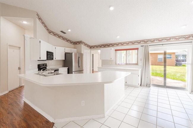 Building Photo - 10435 Crestfield Dr