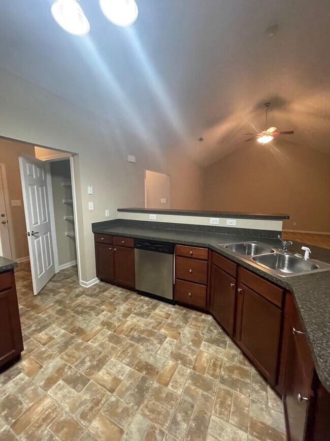 Building Photo - Charming Ranch-Style Townhouse!