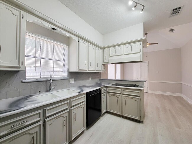 Building Photo - 12910 Golden Rainbow Dr