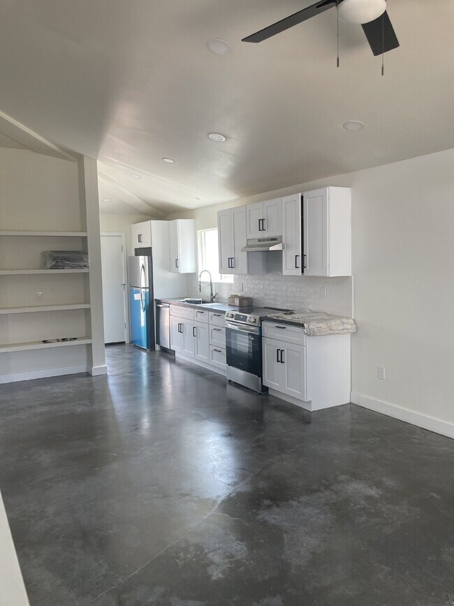 Building Photo - 1339 E 8th St