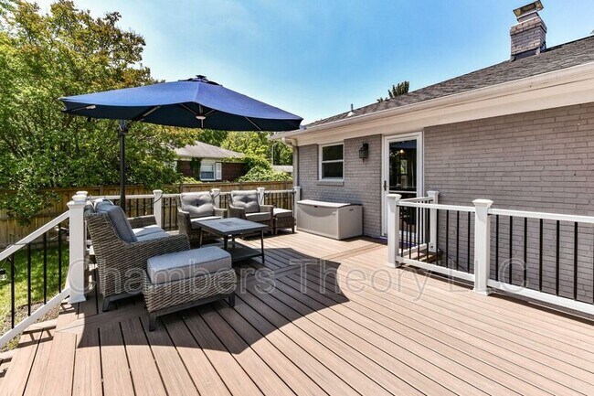 Building Photo - 1015 Woods Pl