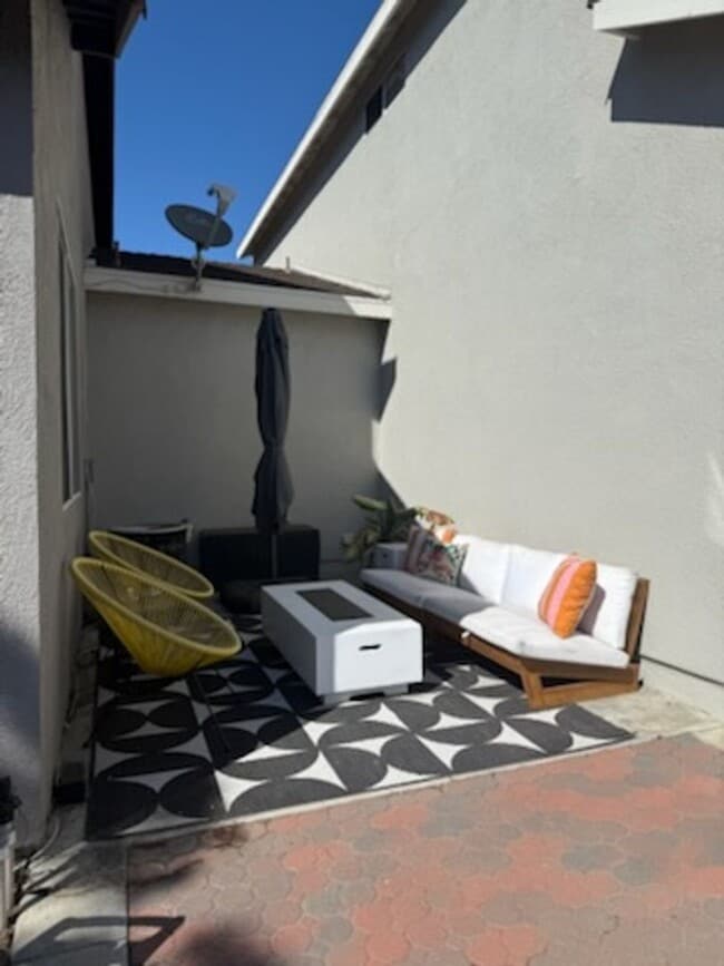Building Photo - Nicely Renovated Home in Gated Community -...