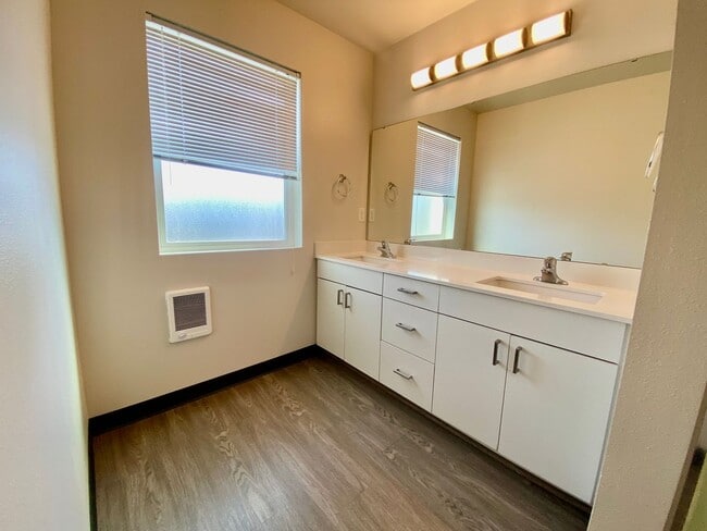 Building Photo - 901 Greenfield Dr