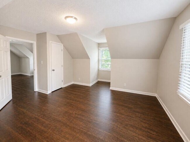 Building Photo - MOVE-IN SPECIAL!! $250 OFF First Month