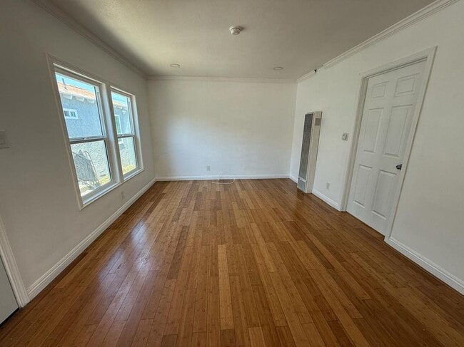 Building Photo - 1302 W 109th St