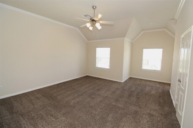 Building Photo - 627 Oak Cir Dr E