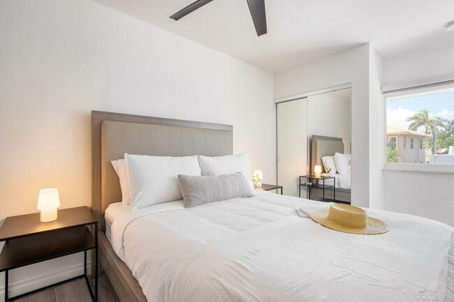 Building Photo - 3350 NE 14th Ct