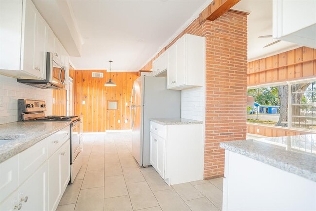 Building Photo - 495 Ave F SE