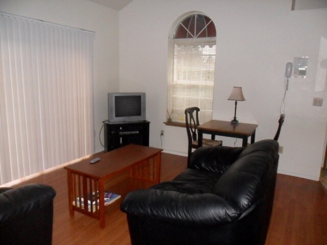 Building Photo - Very Cute 1 Bedroom, 1 Bath