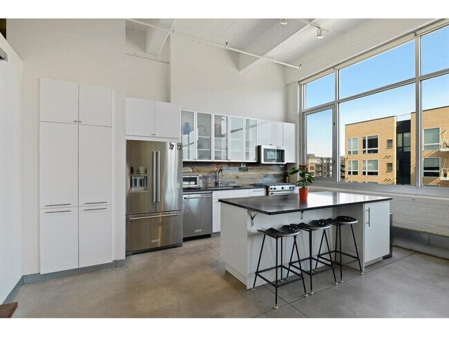 Building Photo - 700 N Washington Ave