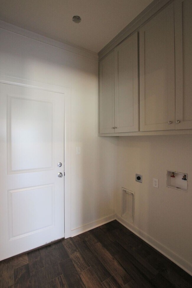 Building Photo - Luxury 3 Bedroom 2 Bath Townhomes in Bulla...