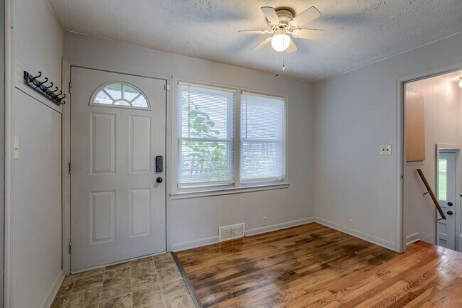 Building Photo - 2 Bedroom Benson Charmer!!