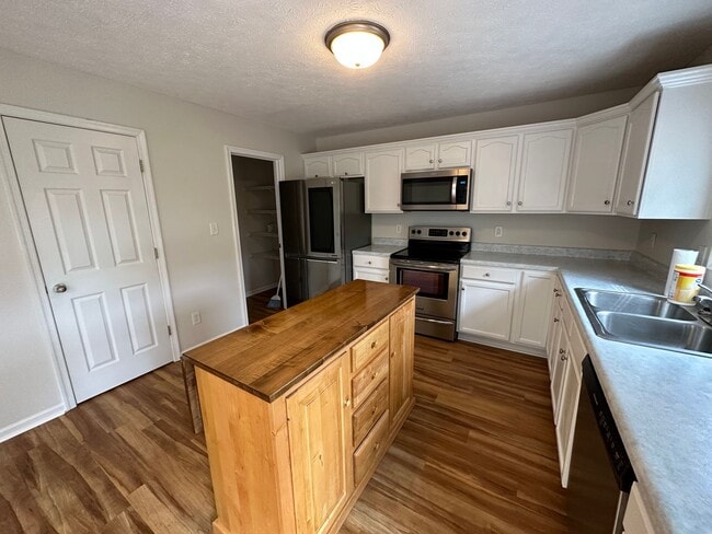 Building Photo - 3-bedroom, 3.5-bathroom nestled in Wyndhurst VA.