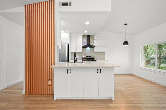 Building Photo - 2313 Lakehurst Dr