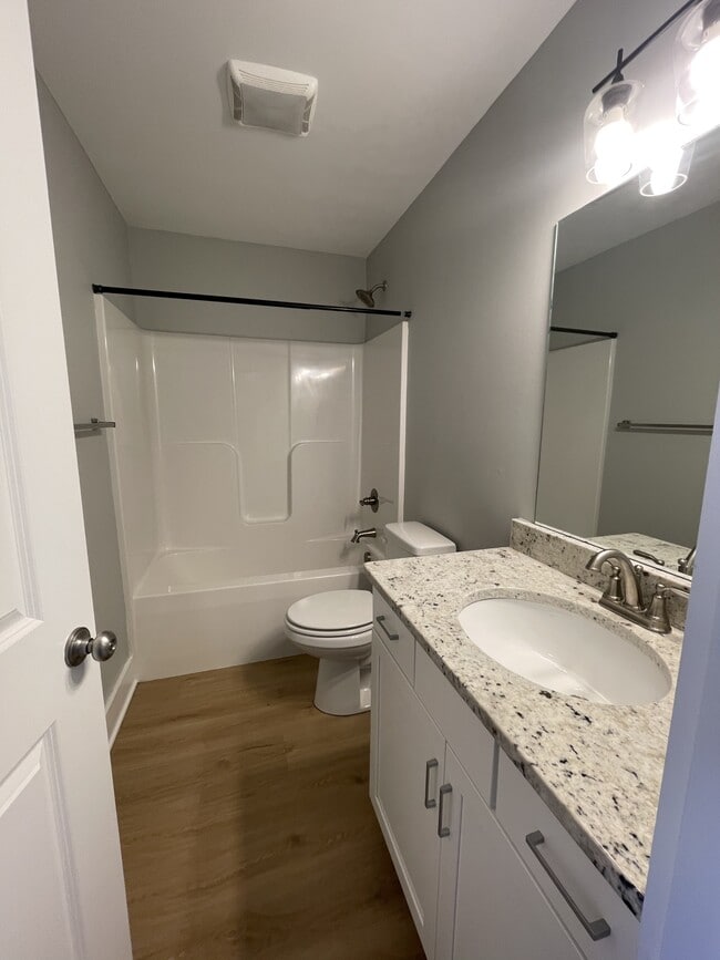 Building Photo - 140 Sunburst Villa Dr