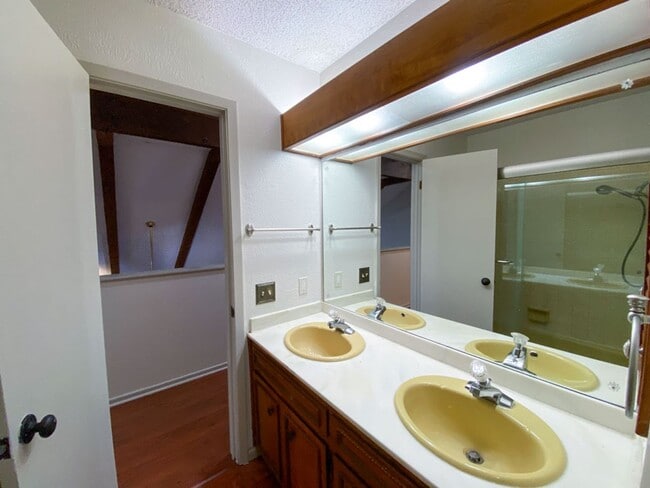 Building Photo - Beautiful Home Located in Thousand Oaks Move in Ready!