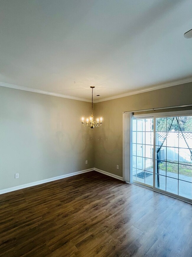 Building Photo - Charming 3 bedoom 2.5 bath town home in th...