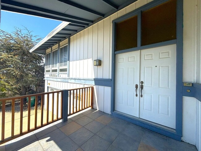 Building Photo - Hayward Hills Home is beautiful location, ...
