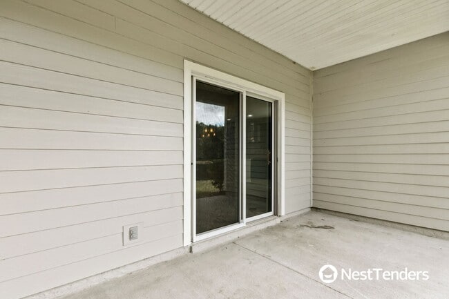 Building Photo - Five Bedroom Beauty in Plummer Creek!