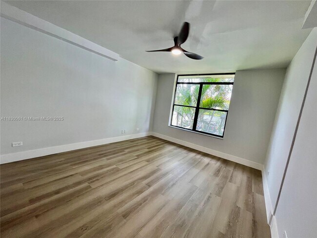 Building Photo - 3680 Inverrary Dr