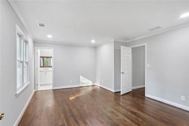 Building Photo - 8900 River Trace Dr