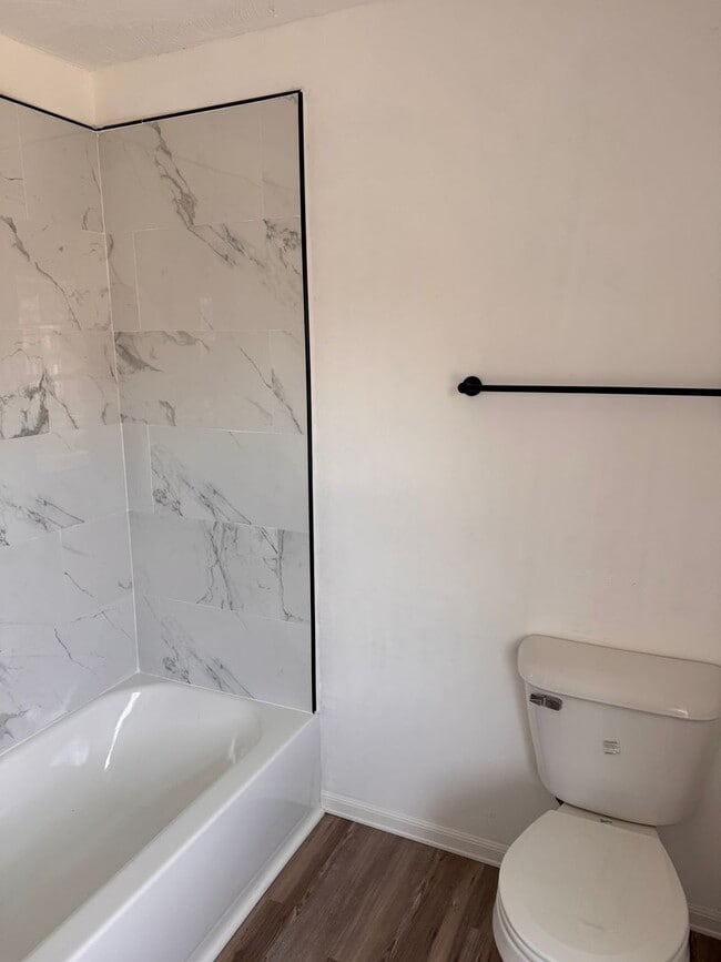 Building Photo - 534 S Oakland Ave