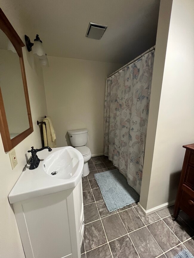 Building Photo - 3219 31st Ave W