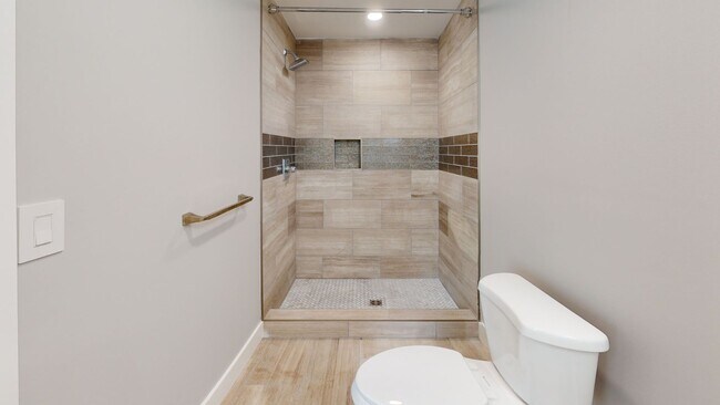 Building Photo - FA1315 18BR TRIPLEX (6/6/6)
