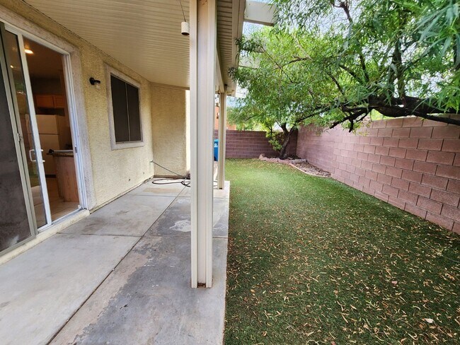 Building Photo - Charming 3 bedroom home with great curb ap...
