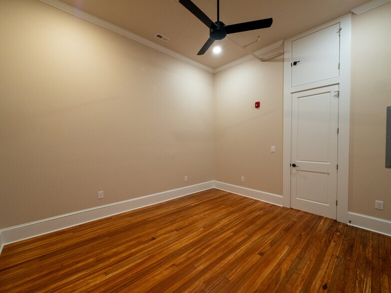 Building Photo - 121 N Main St