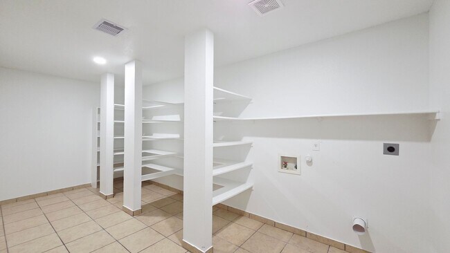 Building Photo - 5 Bedroom Beauty!  Far NorthWest SA off Potranco and Loop 1604