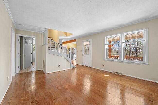 Building Photo - 3 Bedroom House in Forest