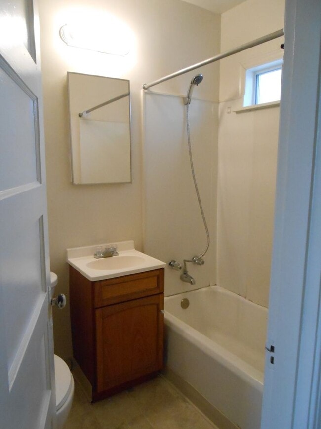 Building Photo - 2 bedroom downtown home with fenced yard