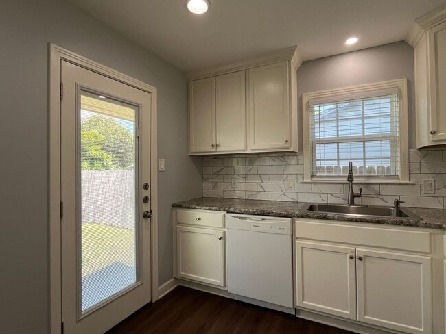 Building Photo - CENTRAL CITY TWO BEDROOM ONE BATH HOUSE!