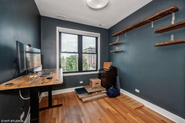 Building Photo - Impeccable 3 bedroom 2.5 bath condo located in the heart of Ukrainian Village / Humboldt Park / W...