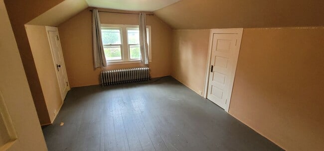 Building Photo - Duluth MN - 6 Bed - 2 Bath - Single Family...