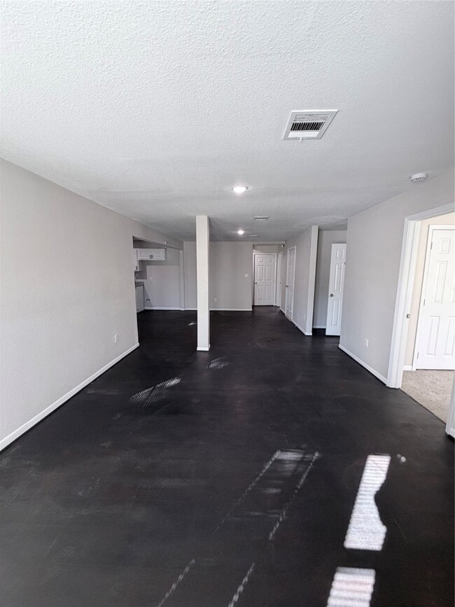 Building Photo - 866 N Victory Dr