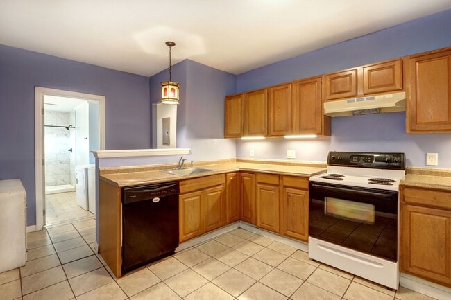 Building Photo - 4 Bedroom house---walk to Forsyth in 15 minutes