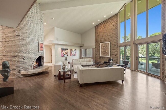 Building Photo - 3333 W Shore Dr