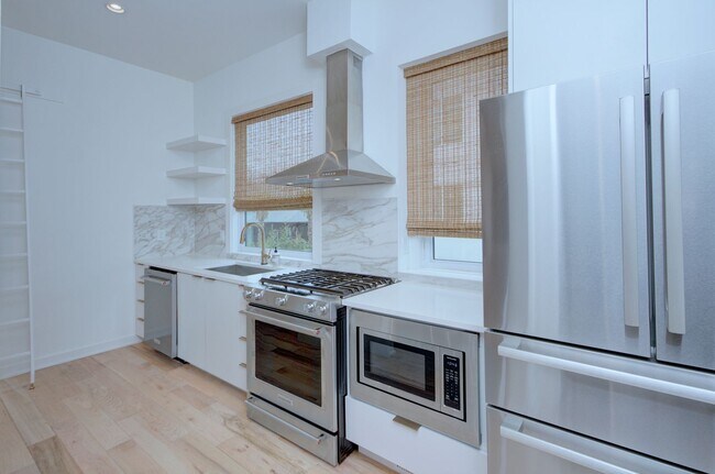 Building Photo - 2737 Shenandoah Ave