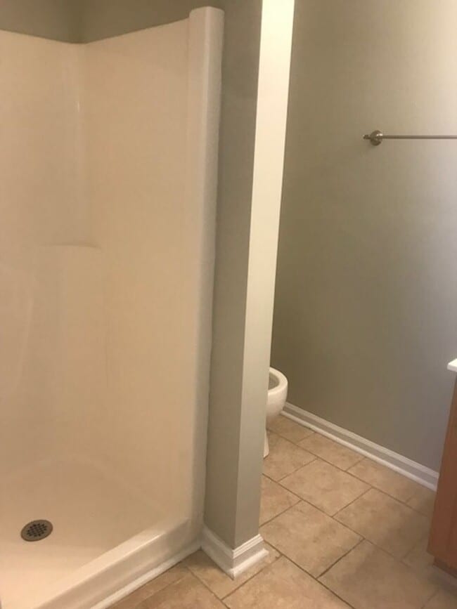 Building Photo - 3 Bedroom End Unit Townhome!