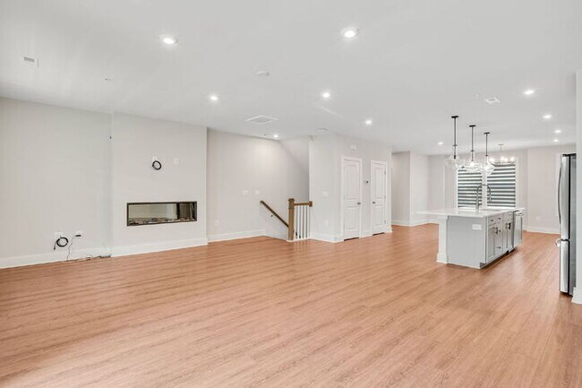 Building Photo - For Rent: Modern 3-Bedroom Condo in Richmond