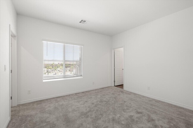 Building Photo - 216 Callen Falls Ave