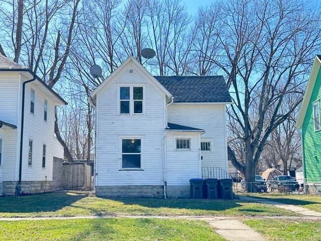 Primary Photo - *LEASE SPECIAL* Spacious 3+ bedroom house $795